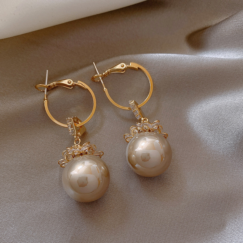 Korean pearl drop earrings short 2021 new fashion high-class atmosphere retro port wind Hepburn earrings autumn and winter earrings