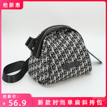 iB messenger bag casual small bag female 2022 new fashion trend light shell bag all-match shoulder canvas bag