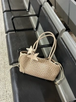 Плетеная сумка-тоут среднего размера цвета шампанского (горизонтального типа).