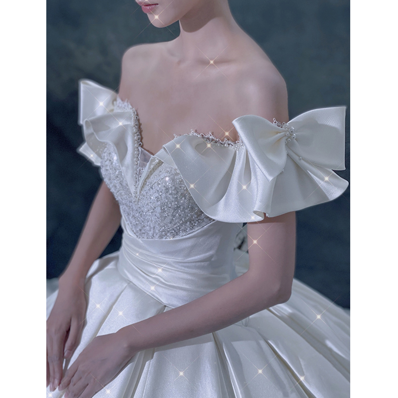 One-shoulder main wedding dress 2022 new bride trailing French style light go-out yarn small children retro simple satin