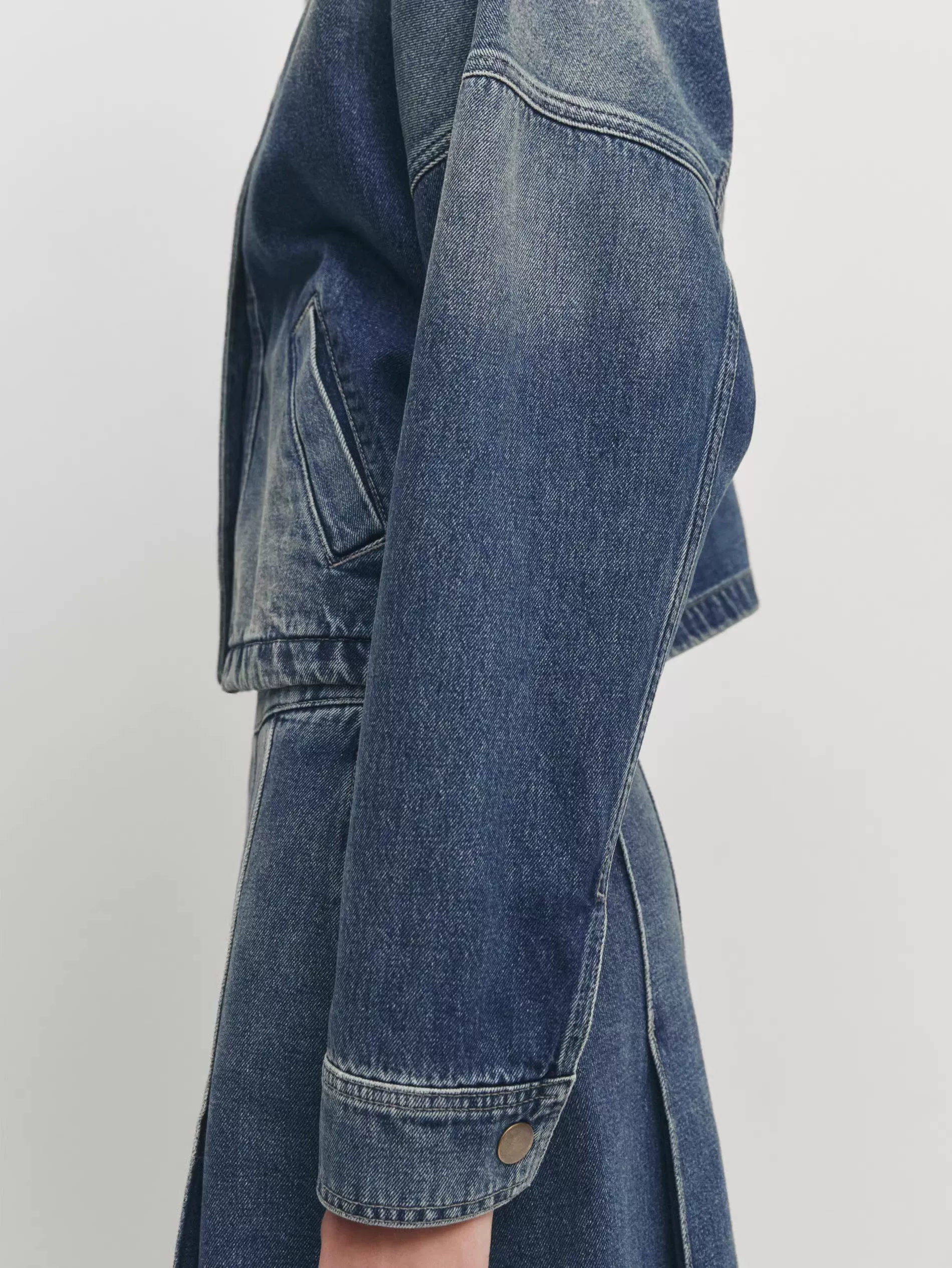 Retro blue short denim jacket with a round collar