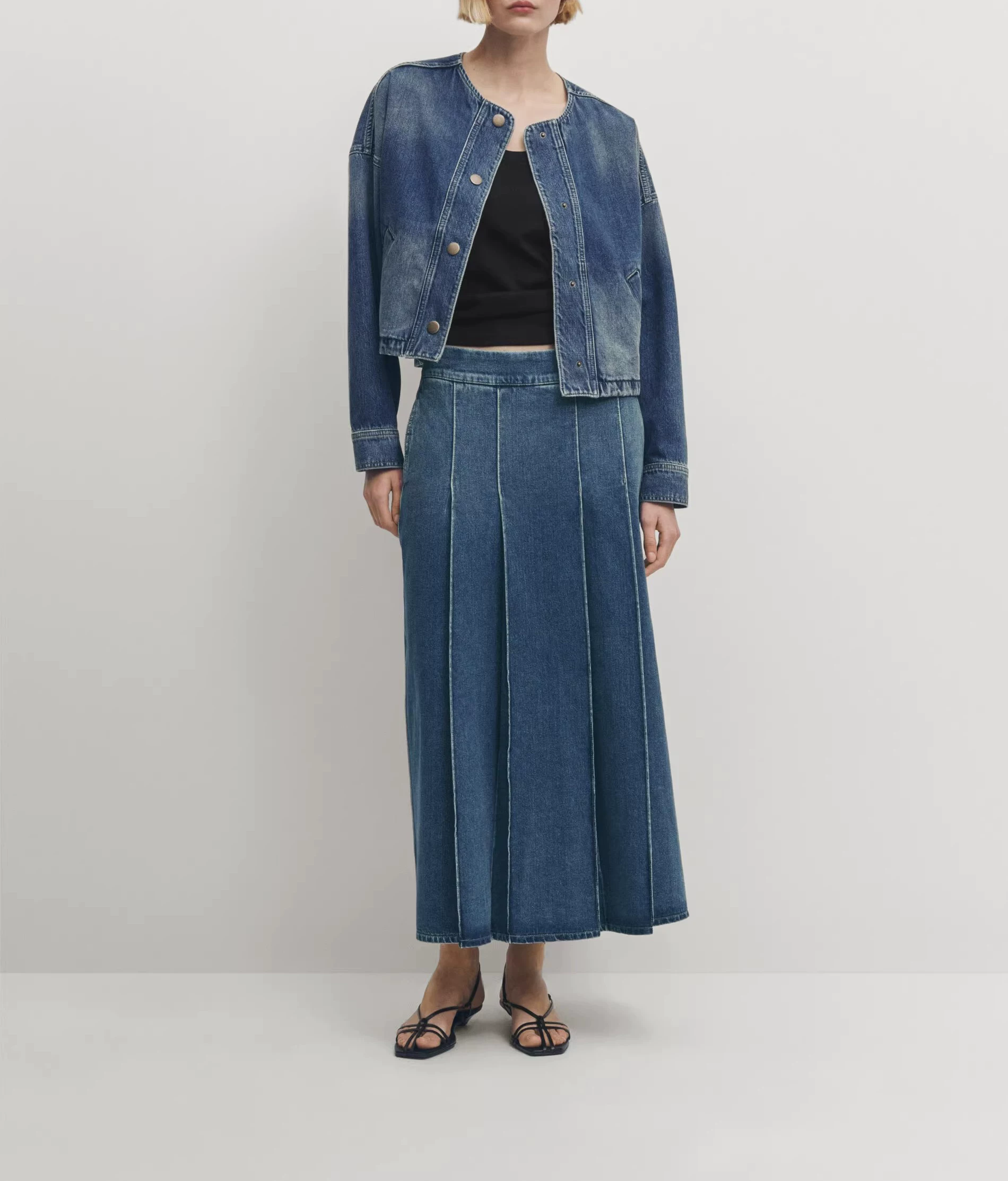 Retro blue short denim jacket with a round collar