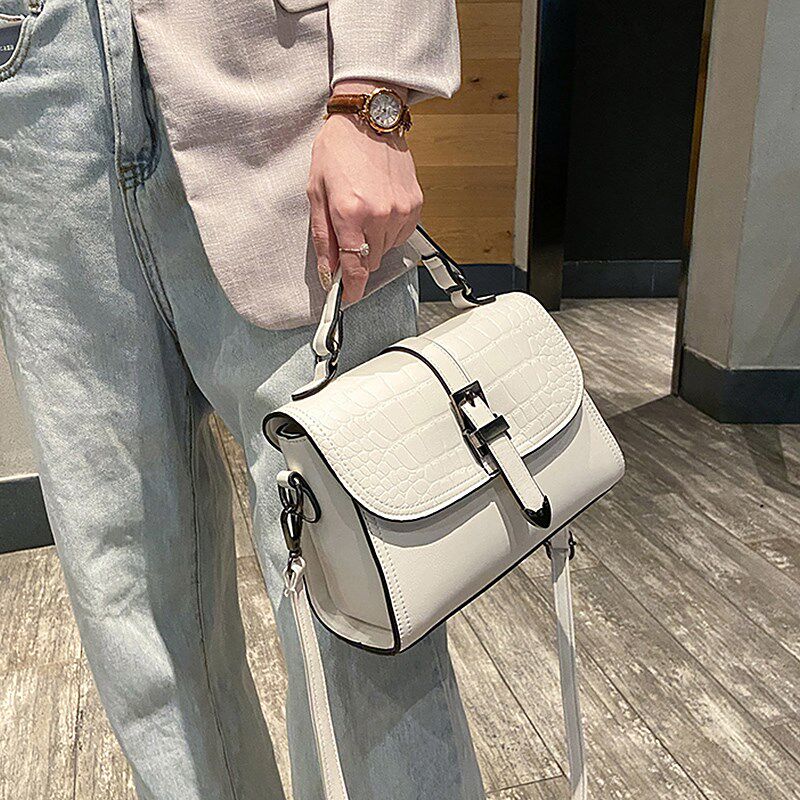 Bag women's 2022 new high-end bag messenger bag women's summer Korean version of the wild Western style this year's popular small bags