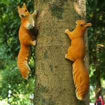 Tree-climbing squirrel three-dimensional hanging decoration outdoor park landscape simulation courtyard villa animal sculpture water pipe craft pendulum