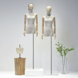 Модели магазина одежды с высоким уровнем одежды с женским женским окном с женски