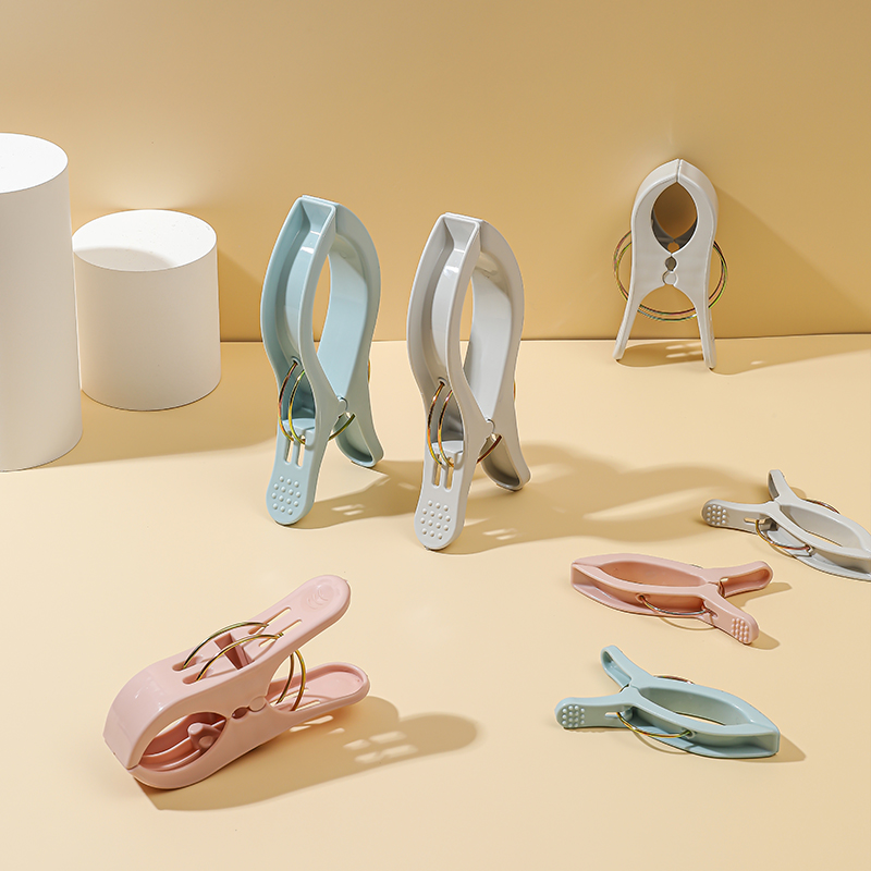 Large cotton is clamped with wind-proof fixed clamps by the clamp of strong clothes drying clothes clamps hook to collect artifacts