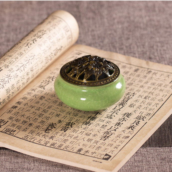 Household incense burner burning incense bowl aromatherapy to help sleep and calm the mind