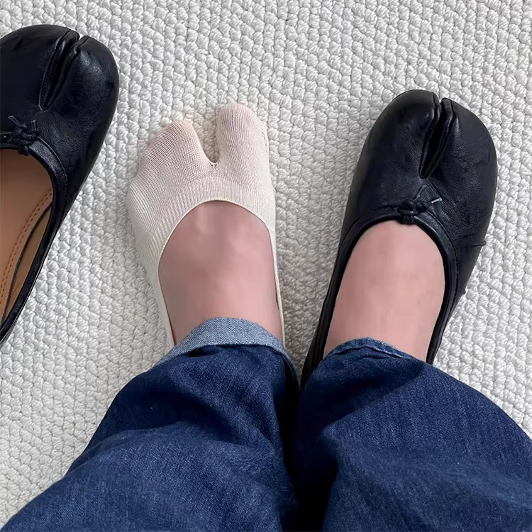 Personally Tested! No Slipping Off~ Margiela's Clever Pairing of Pig's Hoof Shoes and Socks: Breathable, Seamless, Boneless Split-Toe Boat Socks
