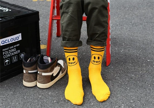 Европейские и американские улицы, занимающиеся японским странным смайливым лицом хлопчатобумажного носки для теленка, вдохновляющие