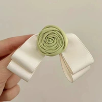 Бежевый лук