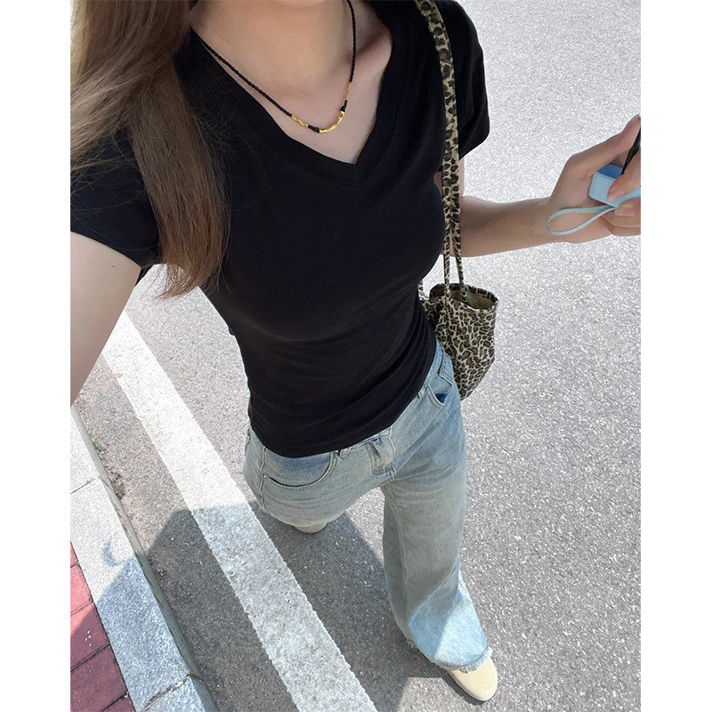 黒のVネック、オフショルダーの半袖Tシャツ。女性用。夏にぴったりのスリムフィットで、重ね着にも最適。ウエストを絞ったシックなトップスで、スタイルアップ効果とスリム効果があります。