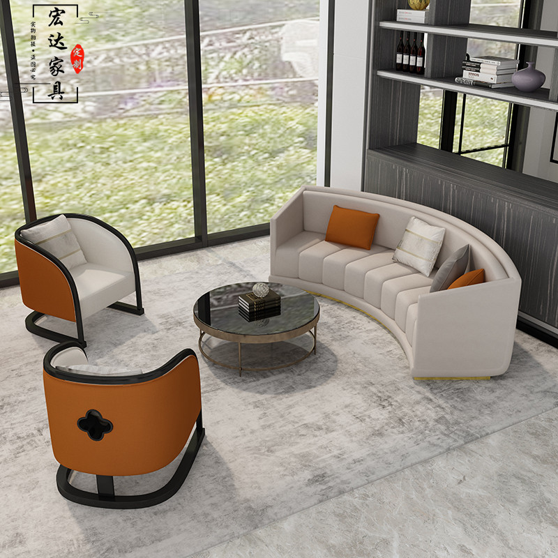 The sales department discusses the curved sofa combination light luxury modern hotel lobby reception discusses the customization of single card seat furniture