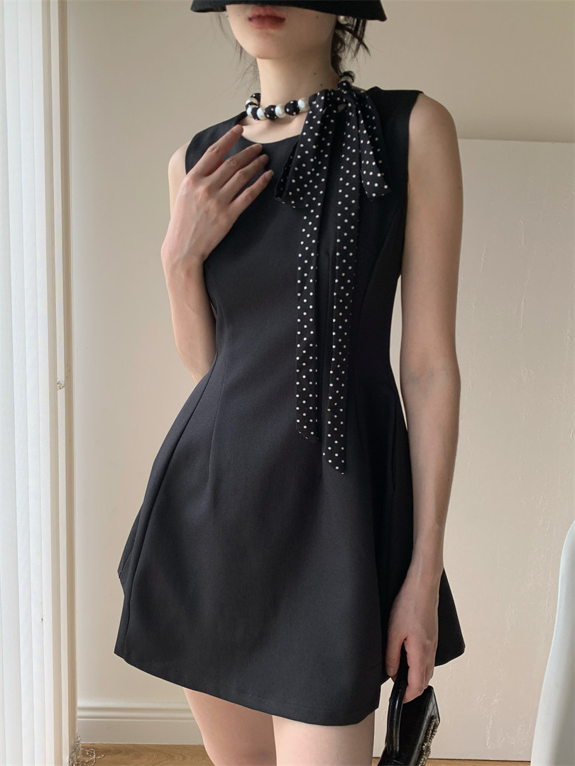 2026 여름 그는 벤 바람 한 마디 허리 수축 조끼 스커트 진주 목걸이 스카프 장식 품격 민소매 드레스 상세 이미지 15