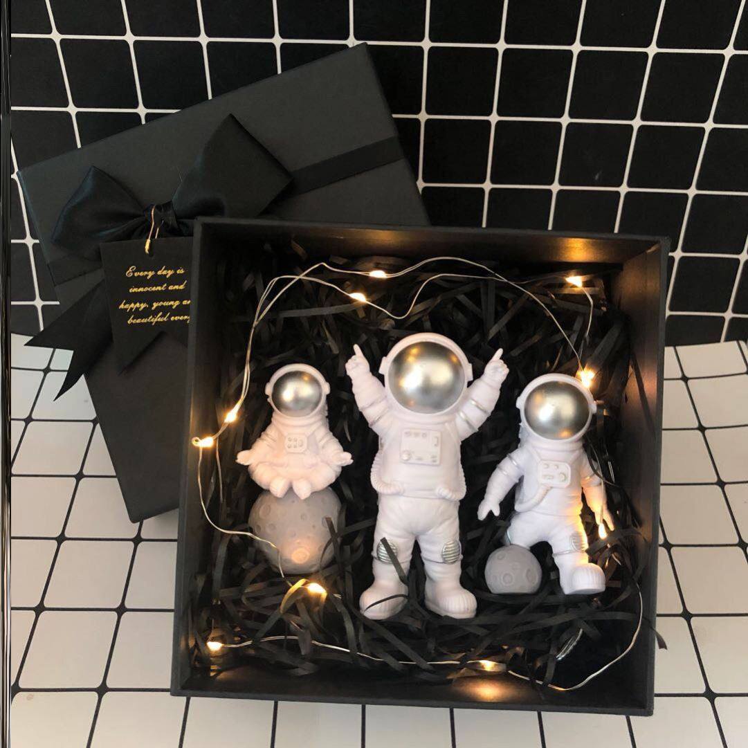 Astronaut wiring complete interior decorated by men and women to decorate the galactic galaxy planet in decompression stereo