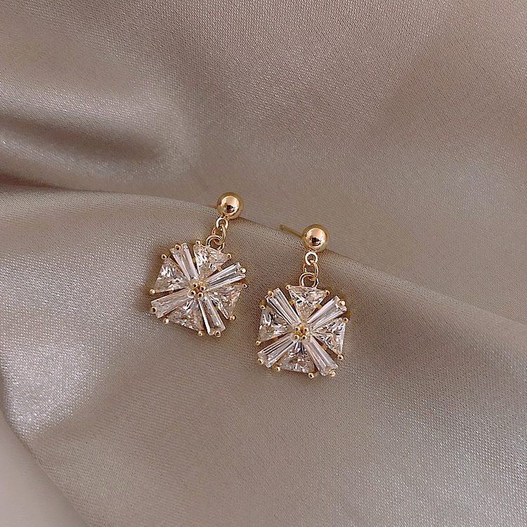 Light Extravagant Retro Ear Pin 2021 New Tide Earrings South Korea Nets Red Temperamental Woman Earrings Commuter Earrings 925 Pure Silver