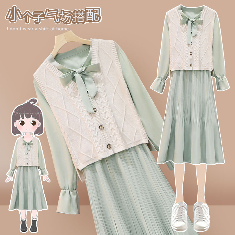 Early autumn Small Temperament Ladies Skirt Two-piece Style Suit This Year Pop-in-the-weaseled Machia matching shirt Ocean dress