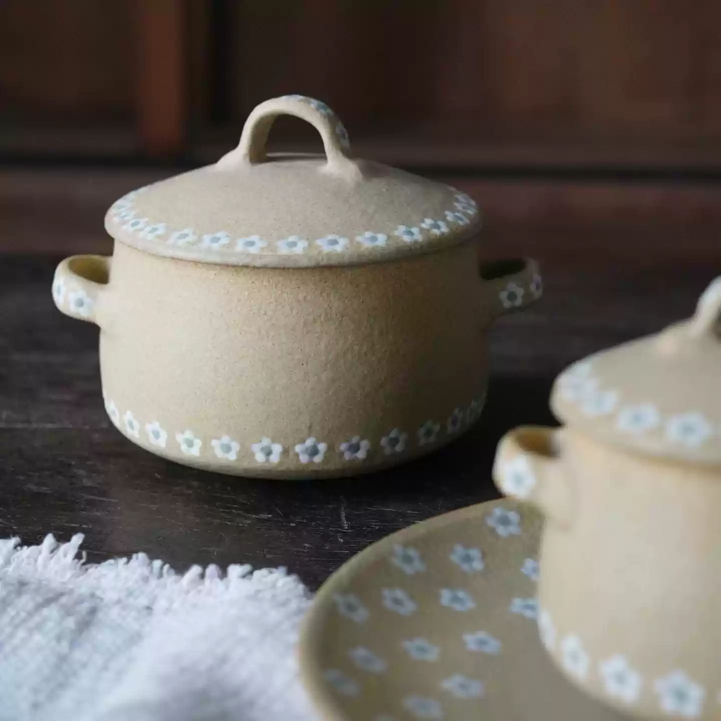 三ツ持啓(金井啓)さんのうつわ　蓋物 日本手工作家器三ッ持啓金井啓陶器小花蓋物⁄鉢⁄