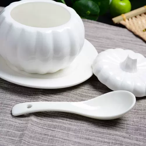 Чистый белый керамический тыквенный суп с крышкой, чтобы отправить ложку на домашнюю воду -тушеное горшок с примером птичьего гнезда, пример супа.