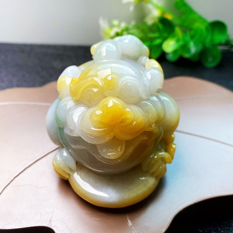 Colorful Yunnan Myanmar A goods natural jade belt certificate three-color emerald golden toad hand play piece