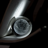 В лунном свете есть только один из лечения романтического хрустального мяча, луне дается подарок на день рождения для друзей