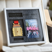 Médaille de la médaille dor de la médaille de marathon garder une médaille dor contenant une boîte de pendule de table en bois massif photo cadre photo créative cadre photo poussière