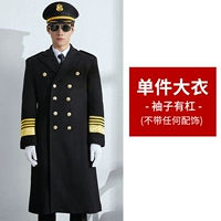 Пальто с одним рукавом и полоской – без аксессуаров.