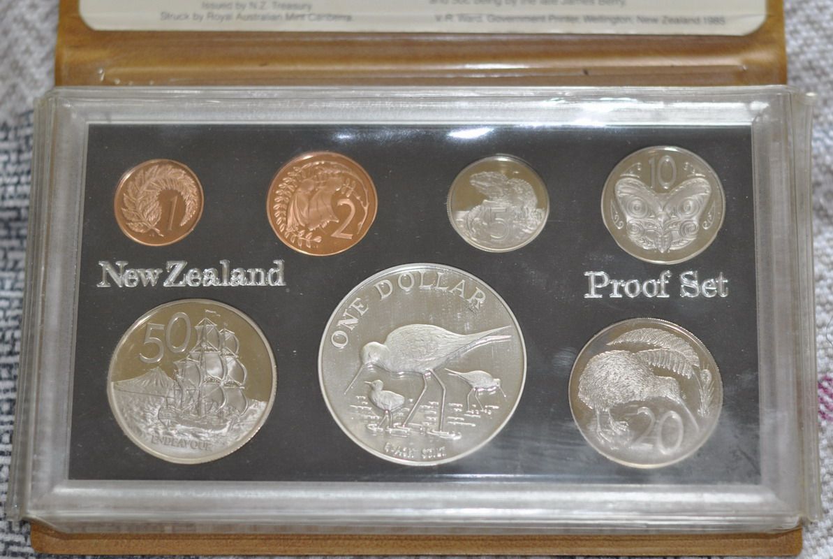 Ren Hall#New Zealand 1985 Package set with a large silver coin