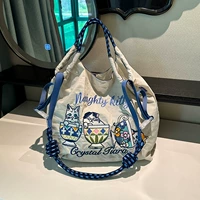 Белый чай, чайная чашка, синяя сумка через плечо, бретели