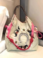 Светло-серая лошадь с вышивкой среднего размера [бесплатный красный плечевой ремень]