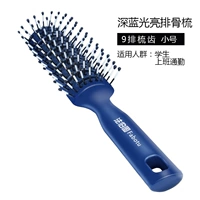 Девять рядов синих ребер расчесывают