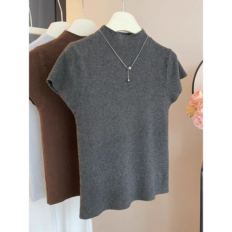 เสื้อถักคอกึ่งสูง แขนพองเล็ก ดีไซน์เข้ารูป พร้อมปลายแขนแบบพลิ้วไหว เสื้อถักฤดูร้อนปี 2026 สไตล์ใหม่ สง่างาม ดูเพรียวบาง เสื้อเรียบง่าย