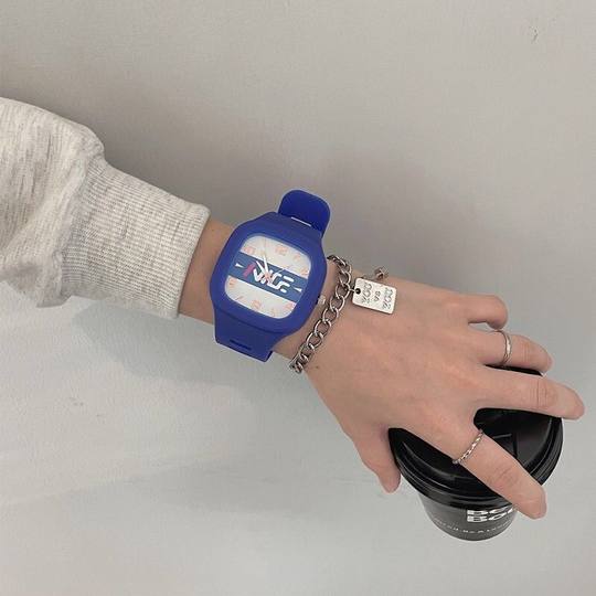 Модные и стильные часы для учащихся средних и старших классов, квадратный дизайн для мужчин и женщин, парные модели, нишевый дизайн, популярные в интернете, в лесном стиле, с единорогом.