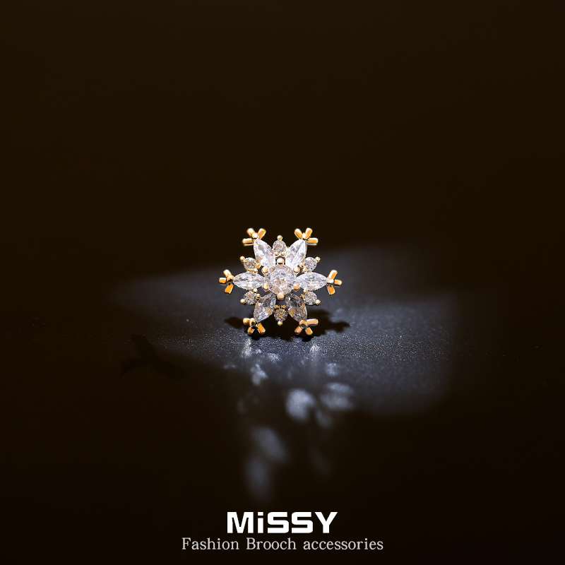 Small snowflake anti-walking light chest needle buckle upscale temperament female neckline decorated with needle 100 lap pin fixing clothes deity