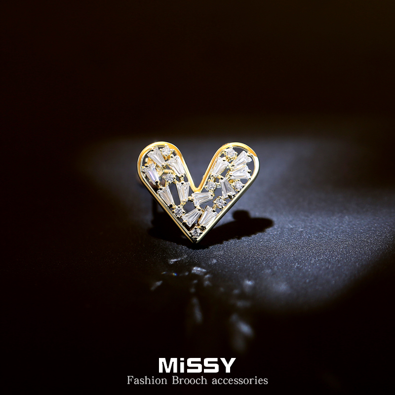 Small loving chest needle upscale woman 100 lap atmosphere accessories heart-shaped anti-walking light buckle Don't fix clothes neckline decoration