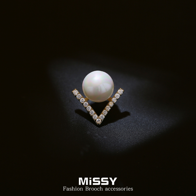 V-shaped pearl anti-light buckle neckline decoration suit suit brooch high-end female exquisite small pin fixed clothes