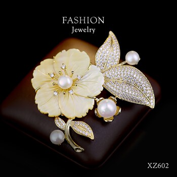 Fashionable and Sophisticated Shell Flower Brooch, Elegant Little Chanel-Style Camellia Pin, Niche New Personality Corsage Accessory