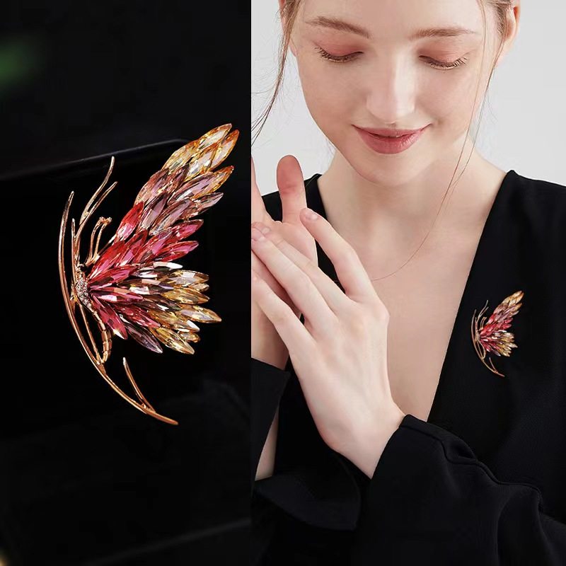 French Original Design Dancing Brooch for Women 2026 New Butterfly Corsage High-End Light Luxury Women's Christmas Gift