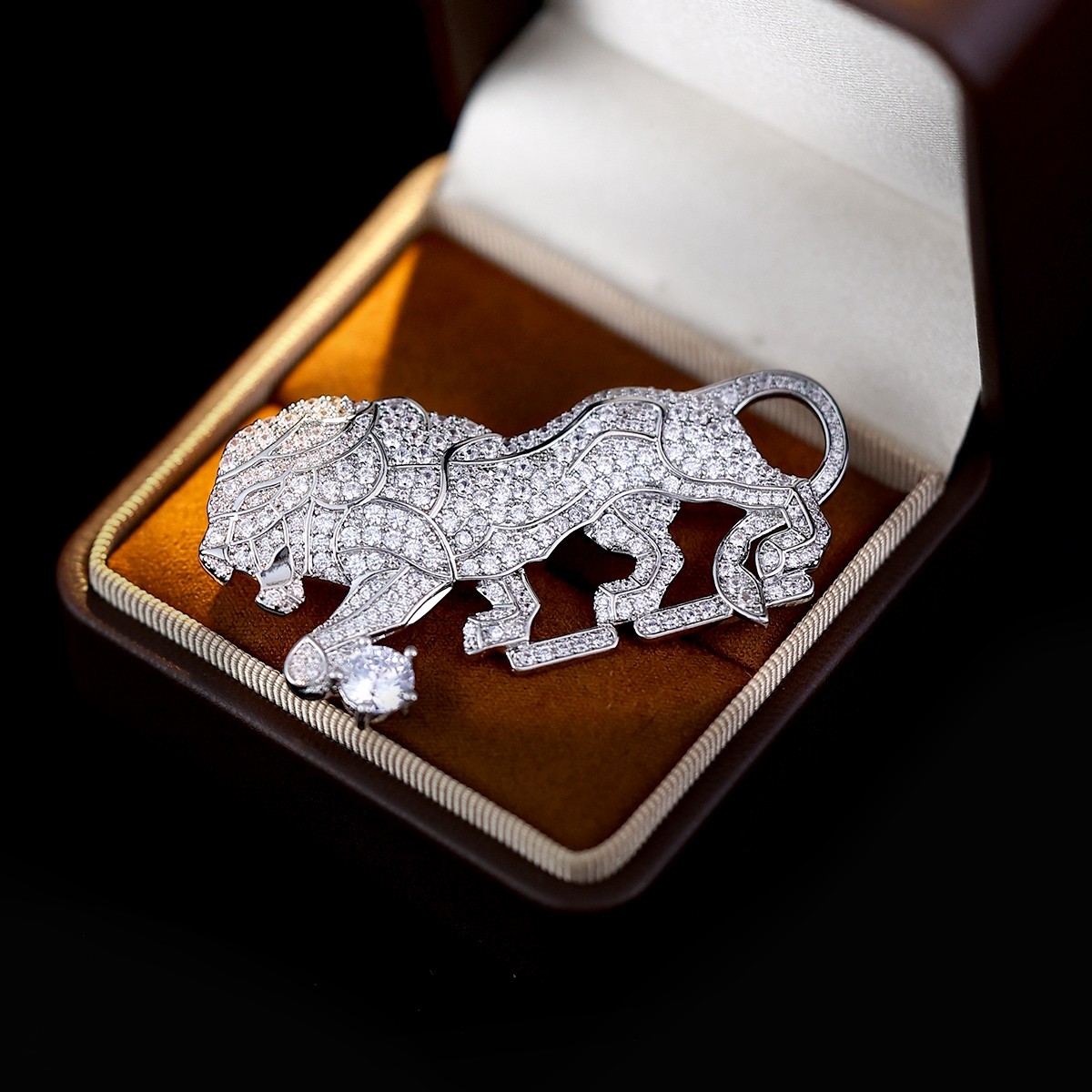 Micro-Inlaid Zircon Lion Brooch, High-End, Exquisite, Fashionable and Luxurious, Unisex Brooch, Suit Animal Corsage Accessory