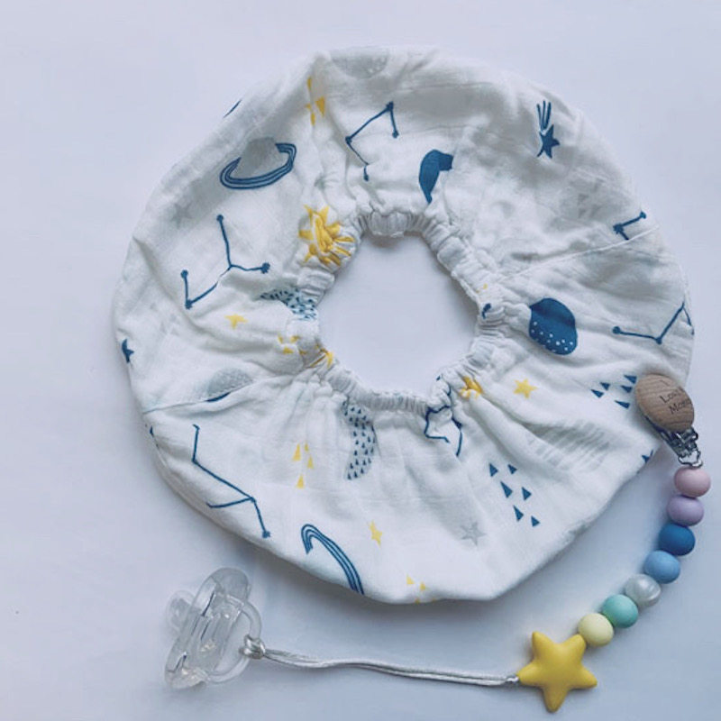 The baby can't pull off the muslin gauze pure cotton baby towel around the mouth of the loose 360 degree princess round