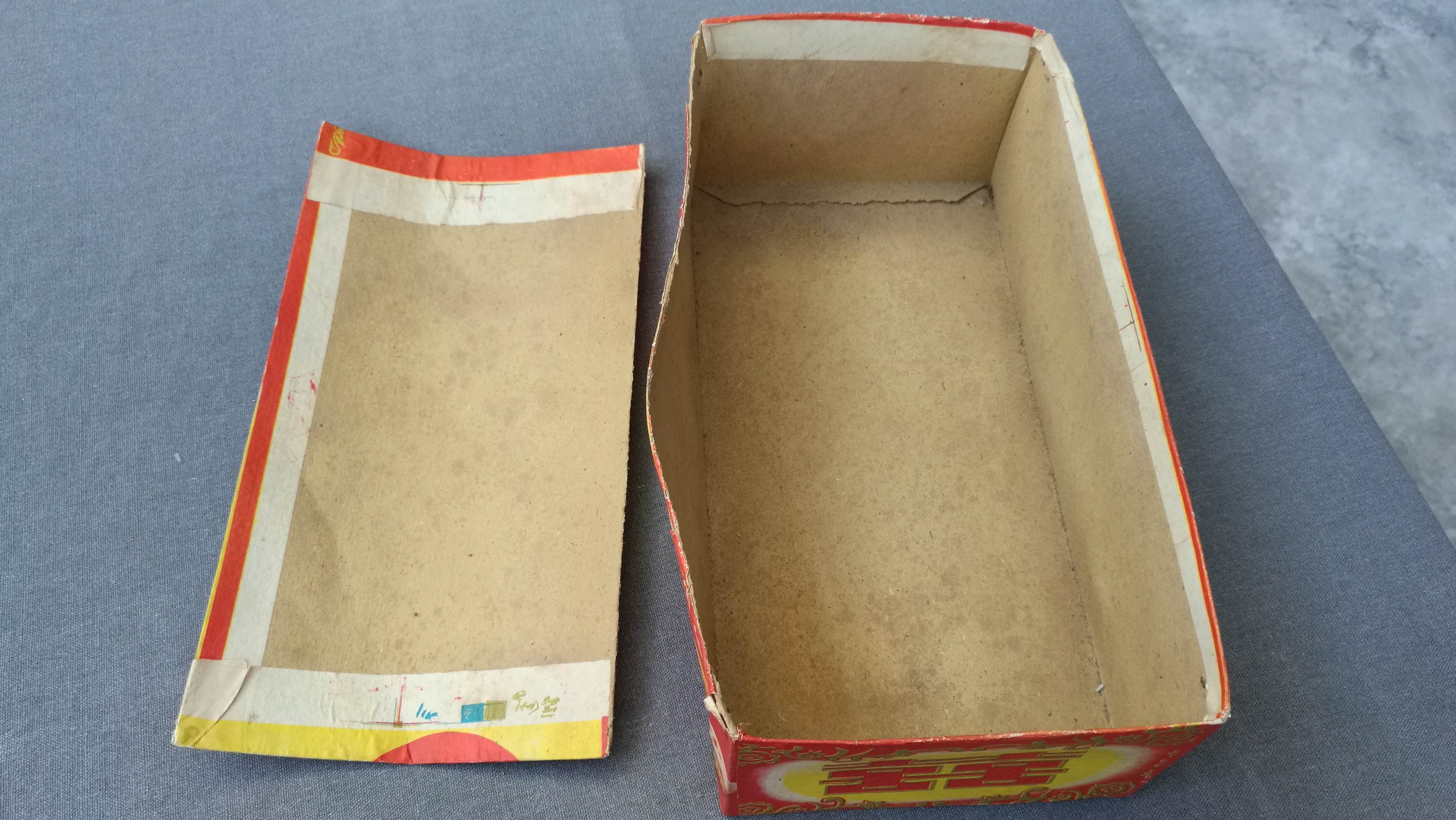 Often high] pendulum pieces strong can 6070 props to make nostalgic film and TV paper boxes blemishes pastry during the Cultural Revolution years.