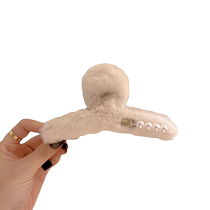 Elegant Pearl Advanced Sensation Plush Grip Clip Autumn Winter Retro Hair Clip Woman Rear Brain Spoon Shark Clip High-end Hair Grab