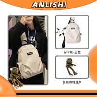 Белый [с длинной подвеской лягушки]