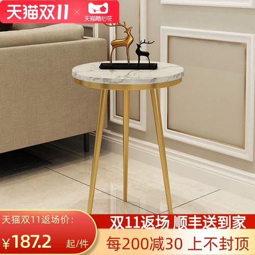 Nordic Rock Board, несколько кофейных столиков, простой современный диван, маленький круглый столик, угол гостиной, несколько больших каменных каменных световых столов роскошные прикроватные столы