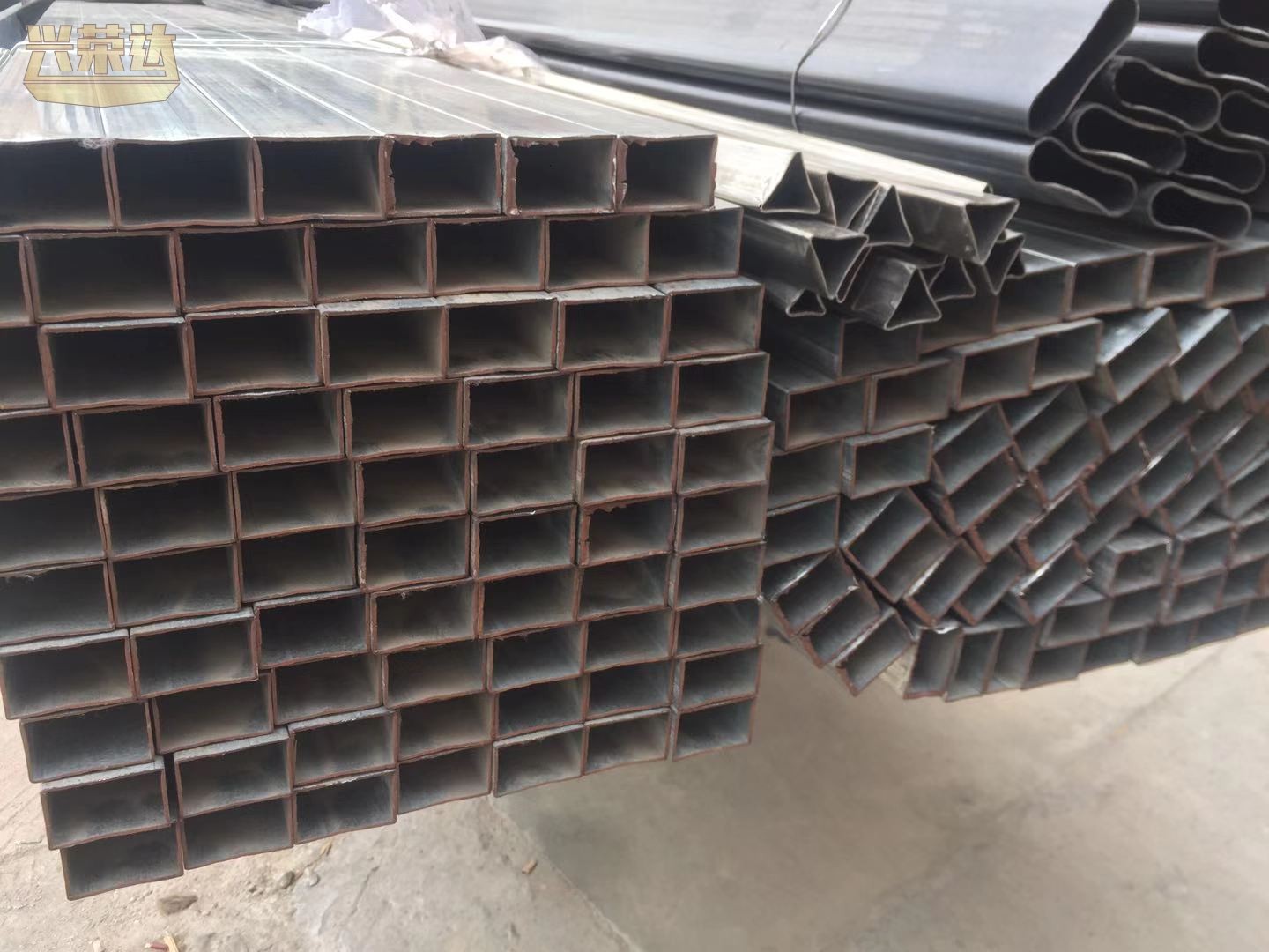 Iron q235 square through iron flat through 10 * 15 * 20 * 25 * 30 * 40 * 50 * 60 * 80 * 100 black iron A3 square tube galvanized
