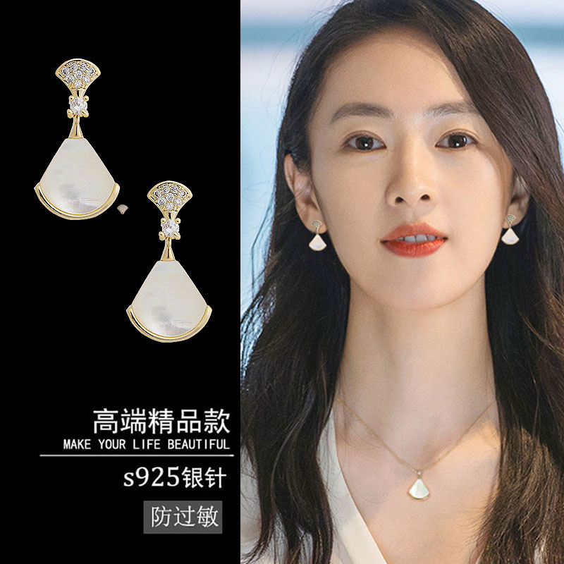 Scalloped earrings 2022 new trendy fall/winter hypoallergenic stud earrings women's sterling silver special design sense of high-grade earrings