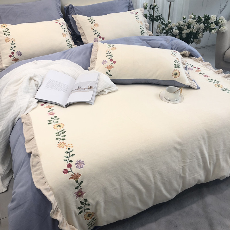 Thickened milk velvet four-piece autumn and winter warm small fresh flower princess wind does not shed 1 8 meters bedding