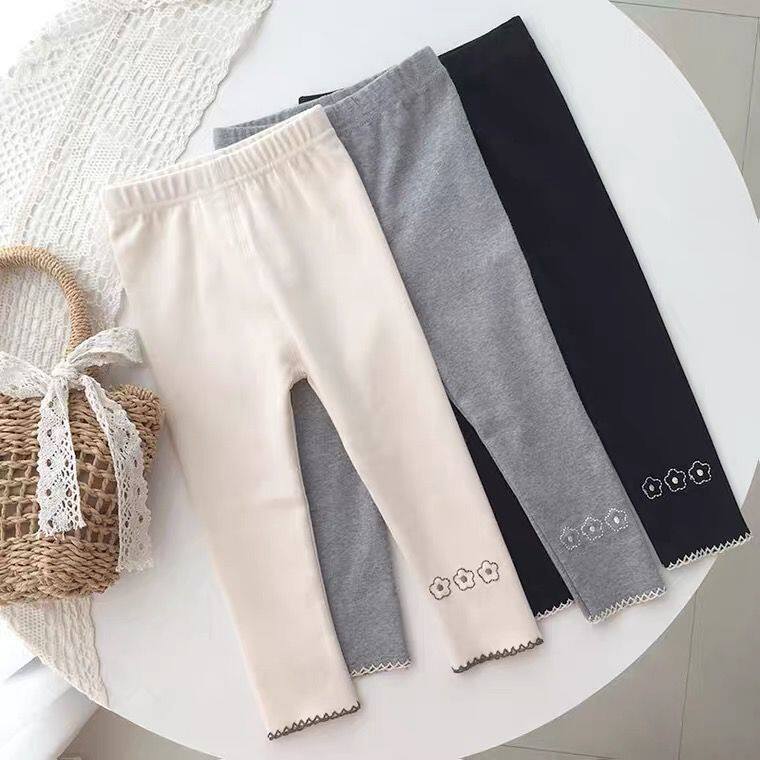 2022 Spring Autumn Season New Baby Girl Three Small Flowers Inner Lap Pants Closets Pants Han Version Foreign Pie 100 Hitch Wear