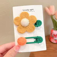 Маленькая коричневая шпилька цветов