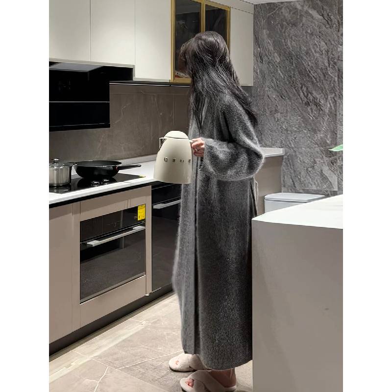 Gray Elegant and Sophisticated Mid-Length Long-Sleeved Autumn and Winter Knitted Cardigan, Loose and Casual Over-The-Knee Sweater for Women