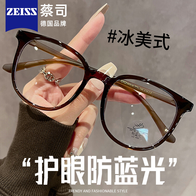 近視の女性向け超軽量ブルーライトカットメガネ。自然な見た目を好む方に最適で、顔や目を小さく見せる大きめのフレームは、四角顔や丸顔の方にも似合います。